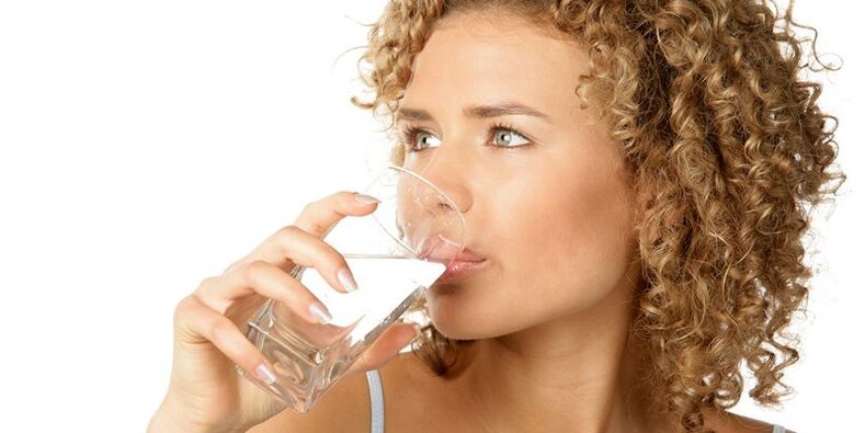 En una dieta de bebida, además de otros líquidos, es necesario consumir 1, 5 litros de agua purificada
