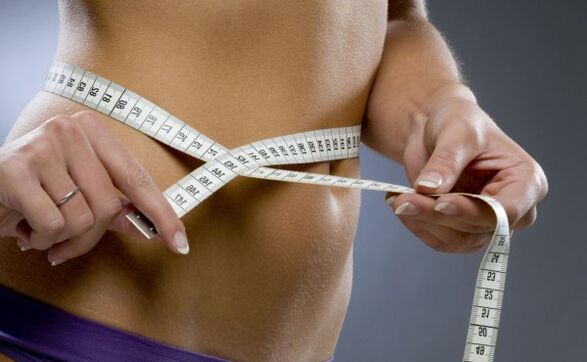 Habiendo perdido 7 kg en una semana gracias a dietas y ejercicios, puede lograr formas elegantes. 