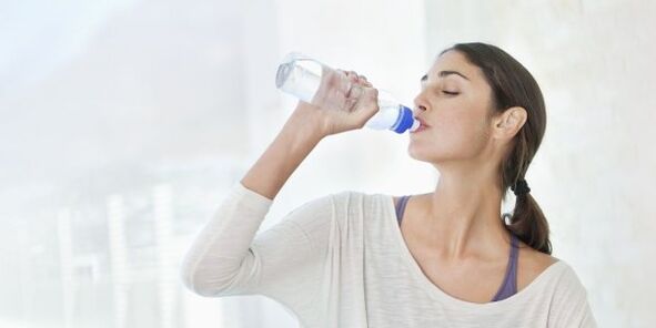 Para perder peso rápidamente, debe beber al menos 2 litros de agua todos los días. 