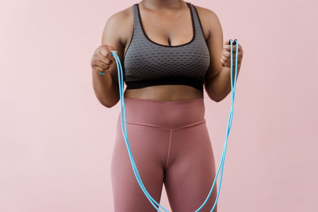 Saltar la cuerda es un ejercicio cardiovascular que puede ayudarte a perder peso en la zona abdominal