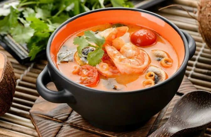 Sopa tom-yam con mariscos