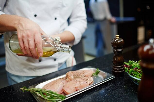 Comer pollo y aceite de oliva como parte de una dieta cetogénica